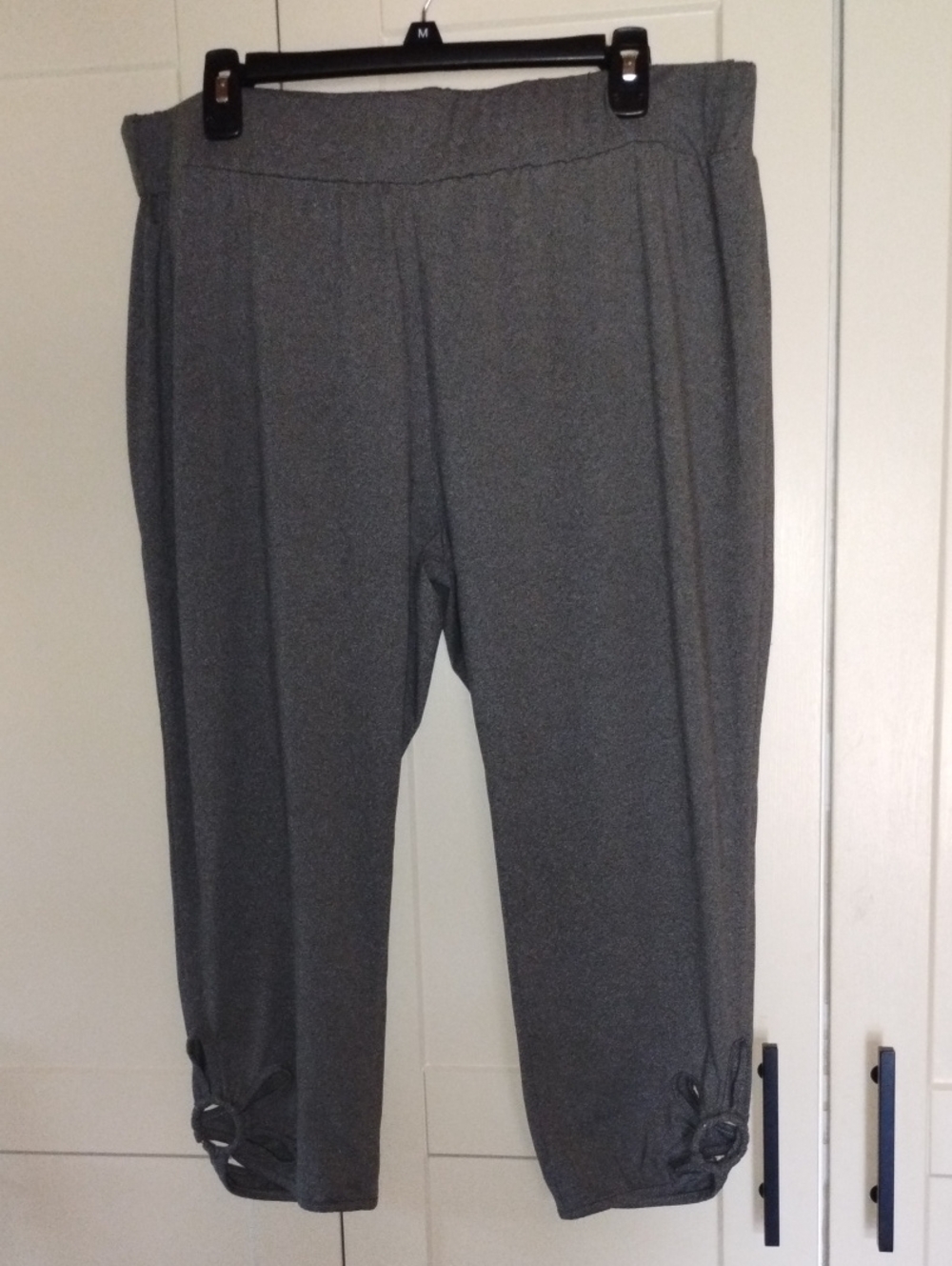 Women's Grey Pull-On Cropped Pants with Flower Detail